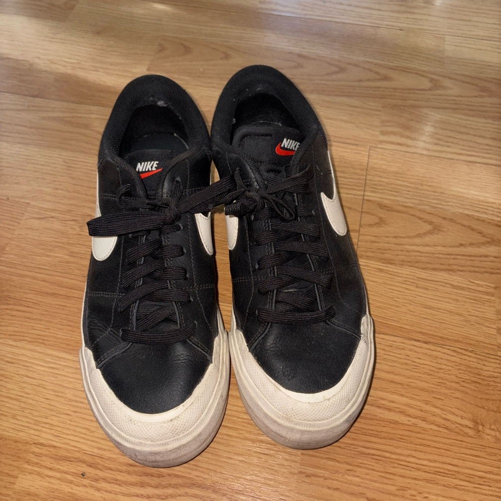 Nike Women’sBlack and White Sneakers